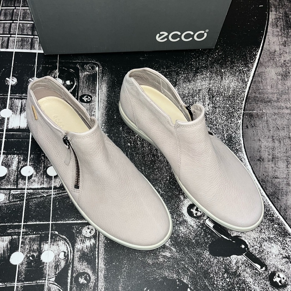 NIB Ecco Low Boot